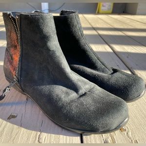 DANSKO 😍 black suede & leather Otis booties • size 37 US size 6.5/7 •beautiful